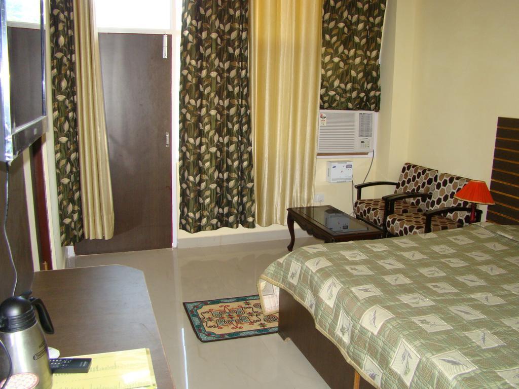 ماندي Munish Resorts الغرفة الصورة